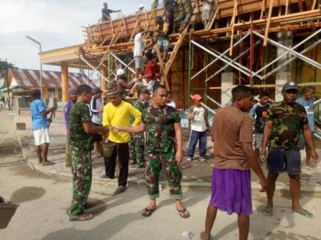 Yonif RK 136/TS Terjunkan Personelnya di Desa Morella Maluku   