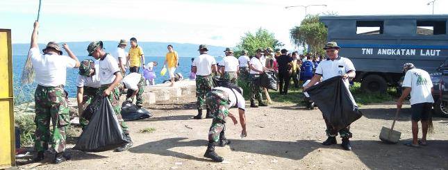 Batalyon Marinir Bitung Laksanakan Pembersihan Pantai  Minahasa