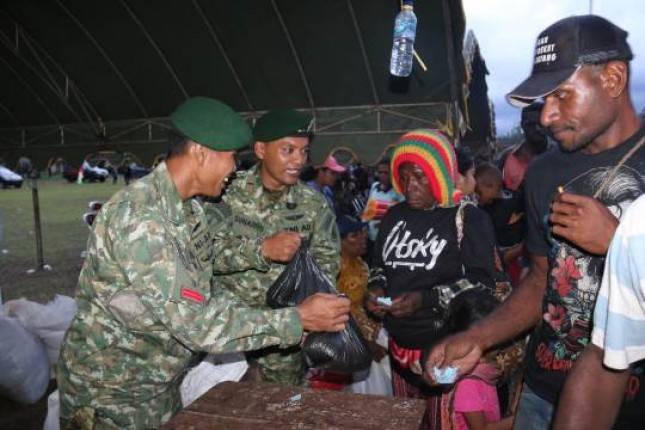 Satgas Pamtas RI-PNG Yonif 411 Kostrad Gelar Pasar Murah di Papua