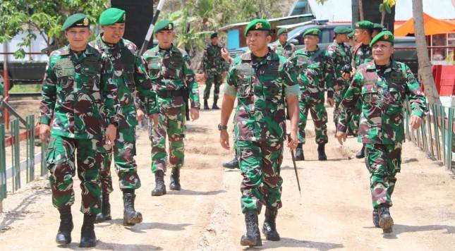 Dansatgas Yonif 411 Kostrad Dampingi Danbrigif 7/RR Tinjau Sektor Selatan Perbatasan RI-PNG