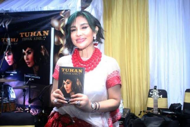 Connie Constantia Luncurkan Buku Tuhan Tidak Adil