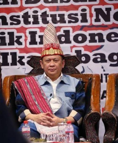 Ketua MPR RI Terima Tongkat dan Pakaian Adat Raja Batak di Tapanuli Utara