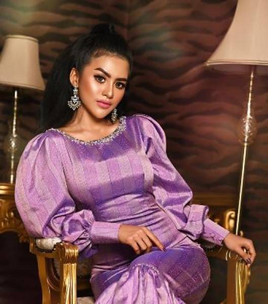 Lia Callia Si Goyang Pecut Bisnis Lipstik