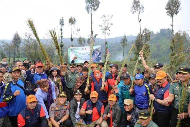 Gubernur Jatim Khofifah-Pangdam V Brawijaya Lakukan Gerakan Tanam Vetiver di Lereng Semeru