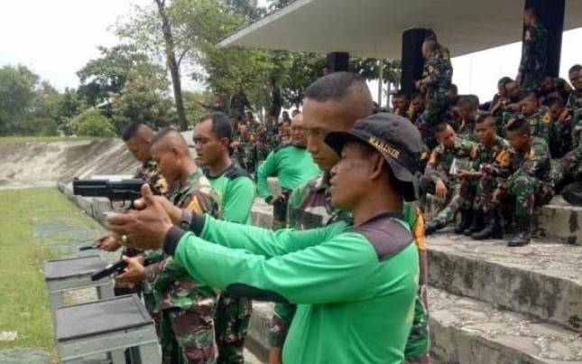 Pelatih Kolatmar Bekali Ketrampilan Menembak Pistol Kadet AAL Angkatan LXVII