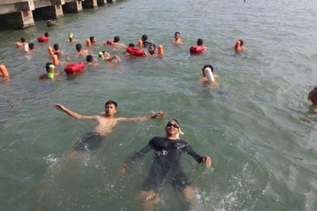 Prajurit Menbanpur 3 Mar Tetap Laksanakan Renang Laut