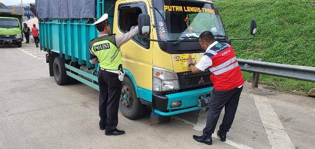 Hutama Karya Razia Truk ODOL yang Melintas di Ruas Tolnya