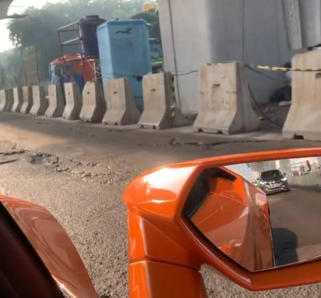 Diatas Mobil Super Mewah, Hotman Paris Keluhkan Jalan Kelapa Gading yang Tidak Layak