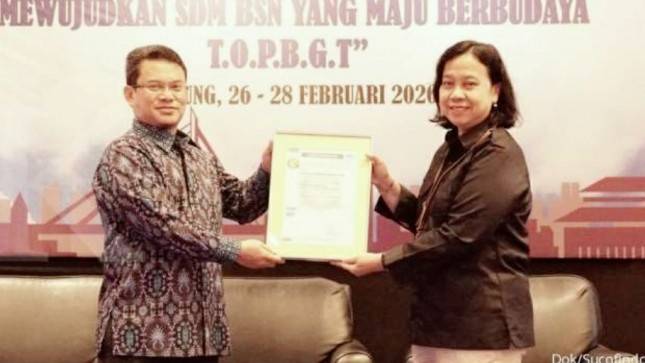 Sucofindo Serahkan Sertifikat SNI ISO 27001: 2013 dan SNI ISO 9001:2015 kepada BSN