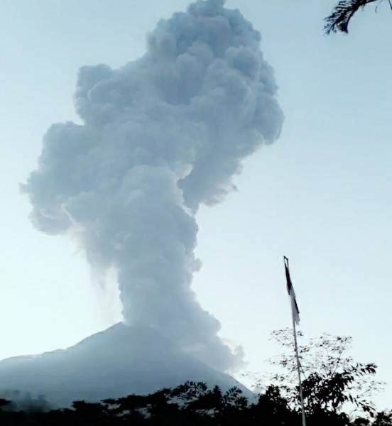 [Breaking News] Gunung Merapi Kembali Meletus, Tinggi Asap 6 km sebabkan Hujan Abu di Radius 10 km 