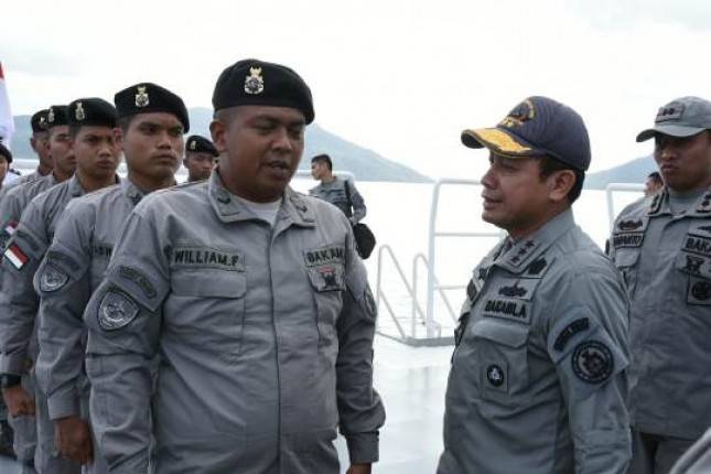 Kepala Bakamla Beri Semangat Personel KN Pulau Nipah-321 Sebelum Beroperasi di Laut Natuna 