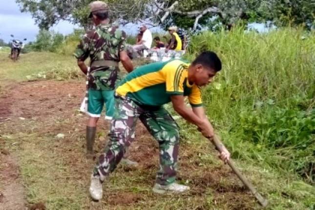 Anggota TNI Yonif 411 Kostrad Bersama Warga Perbatasan Karya Bakti Bersihkan Jalan  