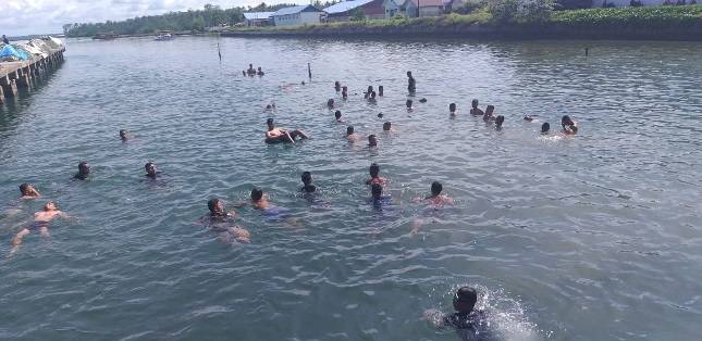 Tingkatkan Kemampuan Sebagai Prajurit Mitra Laut, Menrat 3 Marinir Laksanakan Renang Laut