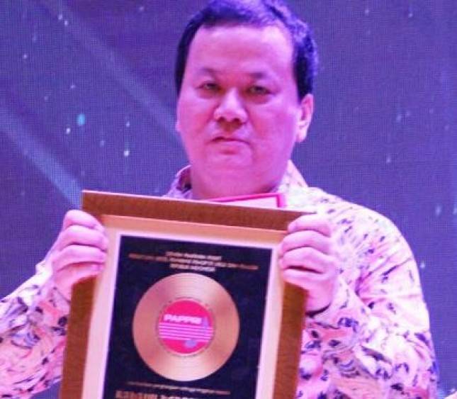Bos Nagaswara Raih Penghargaan Industri Musik Nasional