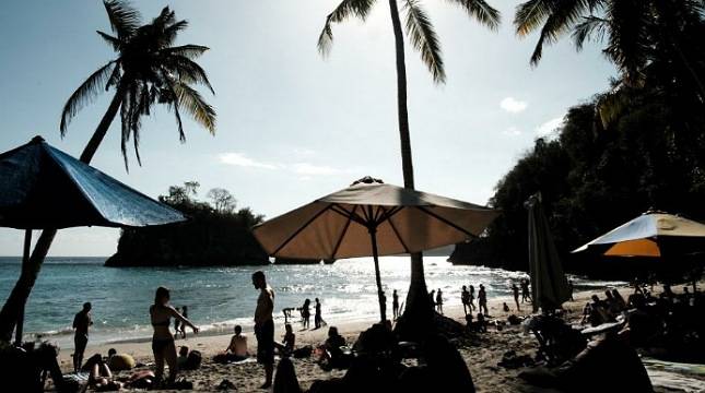 Lindungi Masyarakat dari Serangan Covid-19, Menparekraf Tunda Seluruh Kegiatan Promosi Pariwisata bagi Turis Asing
