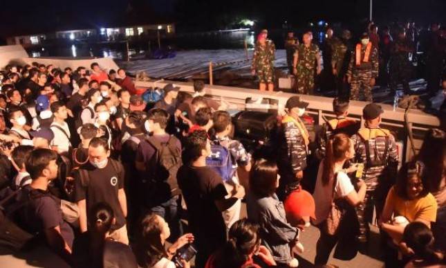 Pangkogabwilhan I Tinjau Evakuasi 188 WNI Pulau Sebaru ke KRI Semarang 594  