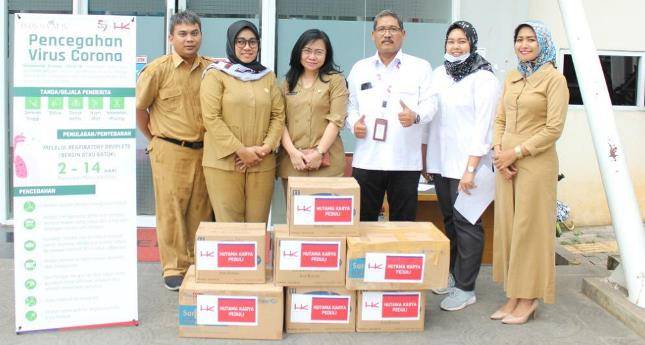 Hutama Karya Bagikan Maskerr dan Hand Sanitizer di Tanggerang Selatan