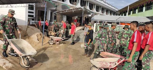 Bangun Kebersamaan, Marinir Ikut Gotong Royong Bangun Masjid  