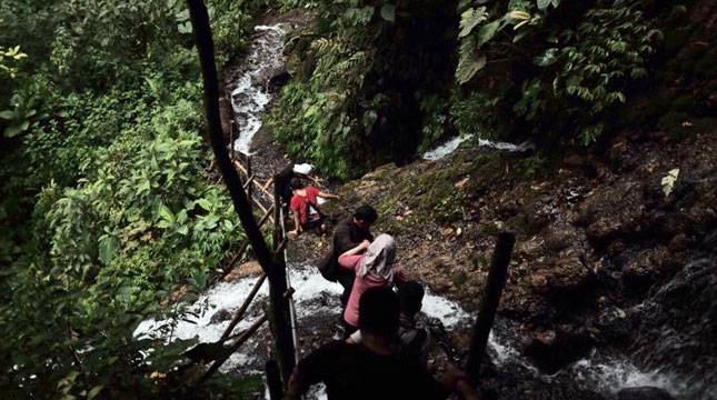 Serunya Menelusuri Jejak Air Terjun Tumpak Sewu, Lumajang