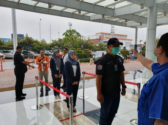 Menteri BUMN Erick Thohir, Terapkan Jaga Jarak di Berbagai Fasilitas Publik