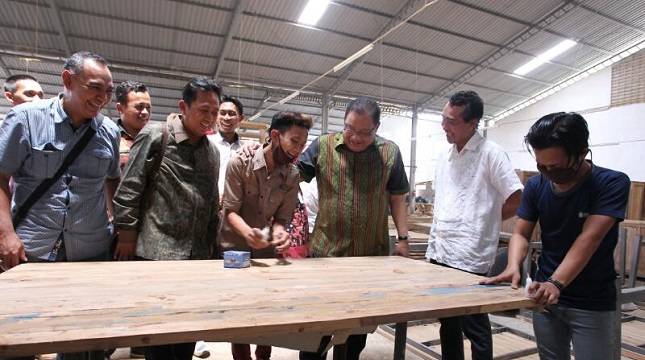 Menkop Lepas Ekspor Produk Furnitur Dari Jateng ke Luar Negeri