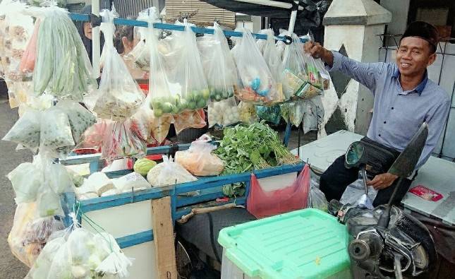 Musim Corona, Pedagang Sayur: Gak Ada yang Berubah Cuma Pada Takutnya Sama Kolor Ijo