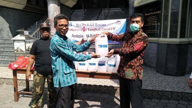 Aksi Peduli Wabah Covid-19,  IKA ITS Bagi dan Latih Pembuatan Hand Sanitizer