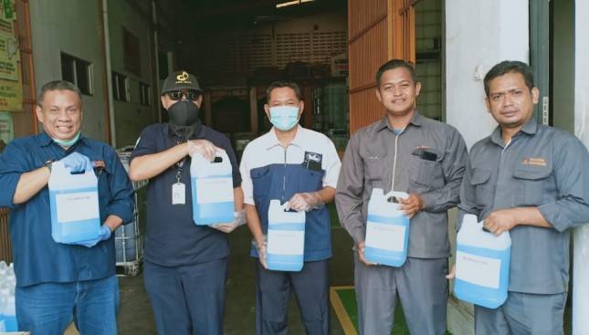 PT Tesso Tetra Chemika Bersama Jababeka Bagikan Desinfektan untuk Masjid dan Mushola di Cikarang