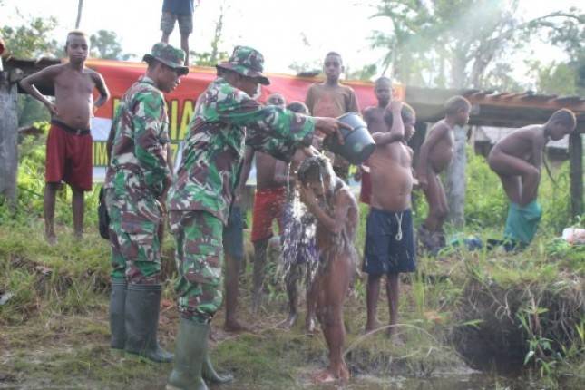 Personel TNI Ajari Mandi Bersih Anak-Anak Pedalaman Papua 
