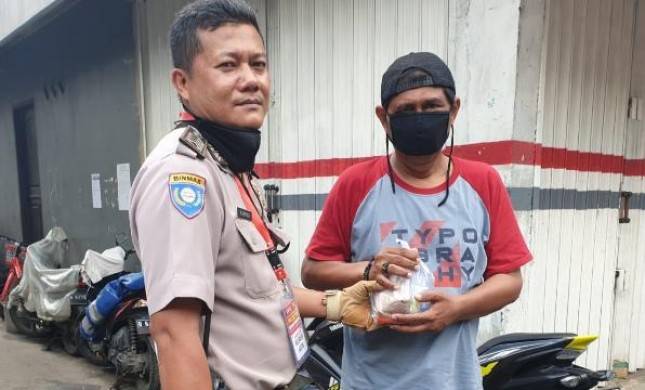 Tindakan Terpuji, Anggota Polsek Sawah Besar Bagi Makanan Siap Saji dan Air Mineral