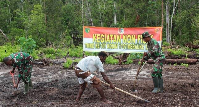 Personel TMMD Kodim 1707 Ajari Warga Kampung Epem Bercocok Tanam