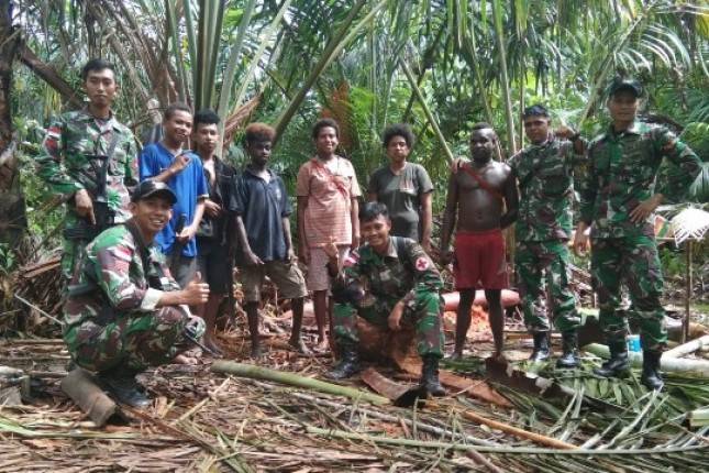 Satgas Pamtas Yonif 411 Patroli Simpatik di Bivak Warga Pedalaman Papua  