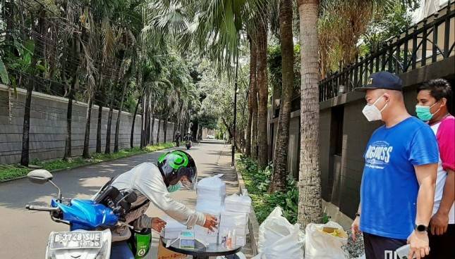 Terdampak Covid-19, Bos Airmas Group Basuki Surodjo: Kami Putuskan Turun Kejalan Berbagi Makanan kepada Tukang Ojek dan Pedagang