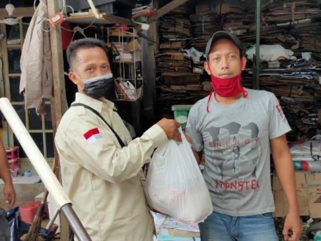 #Komunitas Plastik untuk Kebaikan Sumbang Sembako untuk Pemulung