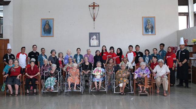 Peringati Paskah dan Kartini, Nexa Hotel Bandung Rayakan di Panti Tresna Werdha 