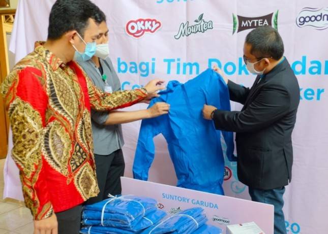 IDI JDN dan Suntory Garuda Beverage Berikan Bantuan Masker dan Pakaian Hazmat untuk Tenaga Medis di 12 Kota
