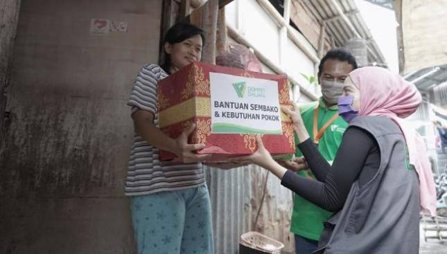Chikita Fawzi Bareng Ojol Nusantara Distribusikan Paket Sembako