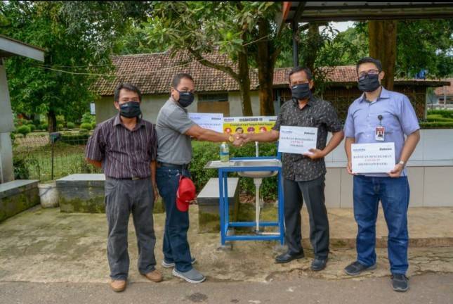 Dahana Bagikan 1.000 Masker Untuk Masyarakat Desa Sadawarna
