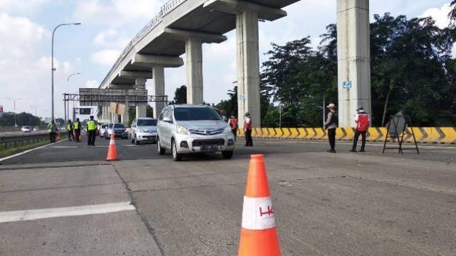 Situasi Pandemi Corona, Puluhan Kendaraan Langgar Aturan PSBB di Tol JORR-S