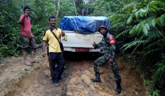 Walikota Singkawang Jumpai Warga Mantoman Sampaikan Donasi Sembako