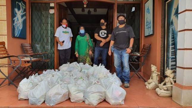 Komunitas Abu Dhabi-Gemas  Bagi-Bagi  Sembako dan Masker