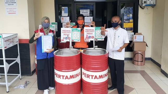 Pertamina Lubricants Salurkan Bantuan 11 Wastafel Cuci Tangan di Sekitar Wilayah Production Unit Jakarta