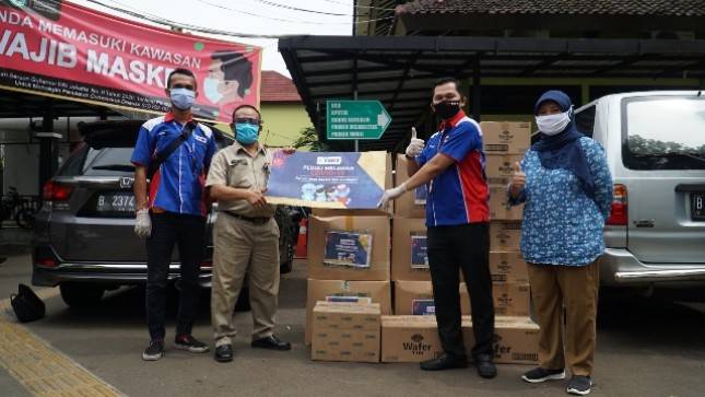 TIKI Salurkan Bantuan APD Anak Yatim dan Sembako Karyawan
