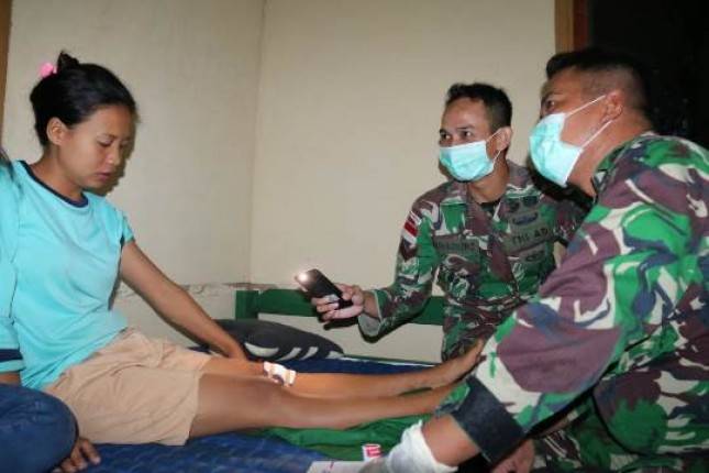 Prajutit TNI Merauke Obati Warga Akibat Kecelakaan Tunggal 