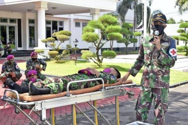 Prajurit Marinir Paham Evakuasi Pasien Positif Corona dengan Benar