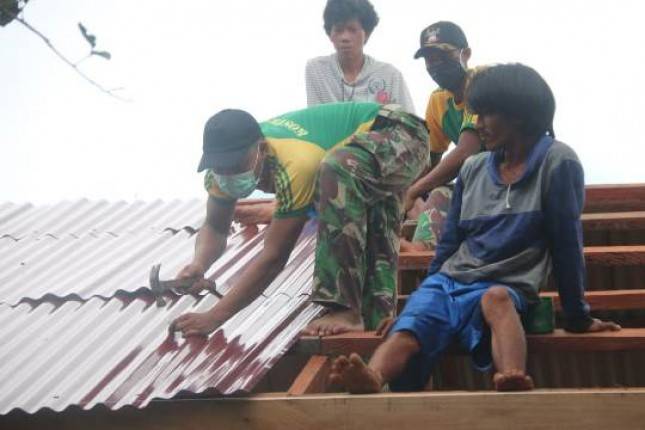 Pembangunan Rumah Warga Binaan Dapat Dukungan Prajurit Kostrad Merauke  