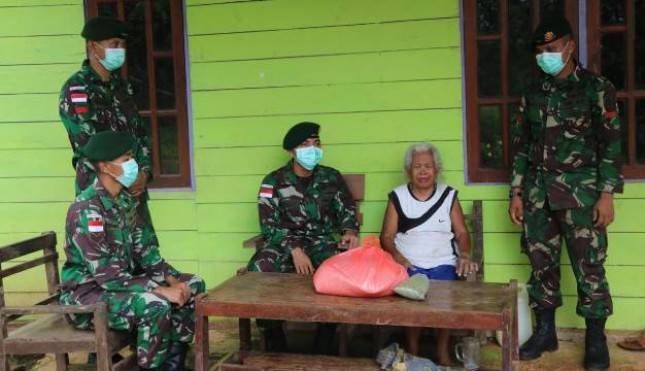 Prajurit Kostrad Bagikan Sembako di Distrik Eligobel Papua, Berkah Ramadhan
