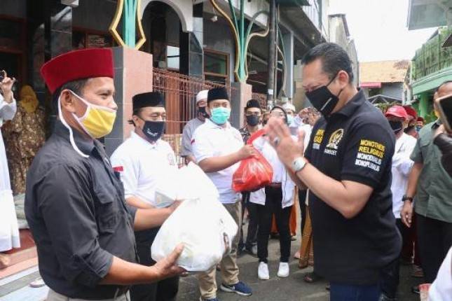 1,5 Ton Beras Donasi Bamsoet untuk Ustadzah dan Anak Yatim