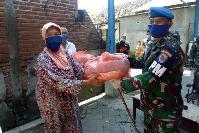 POM Marinir Terpanggil Donasi Sembako ke Masyarakat Surabaya