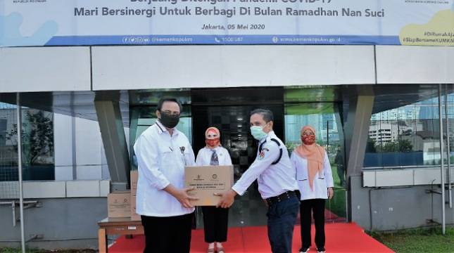 Gelar Bakti Sosial, Dharma Wanita Persatuan Kemenkop dan UKM Bagikan 300 Paket Sembako